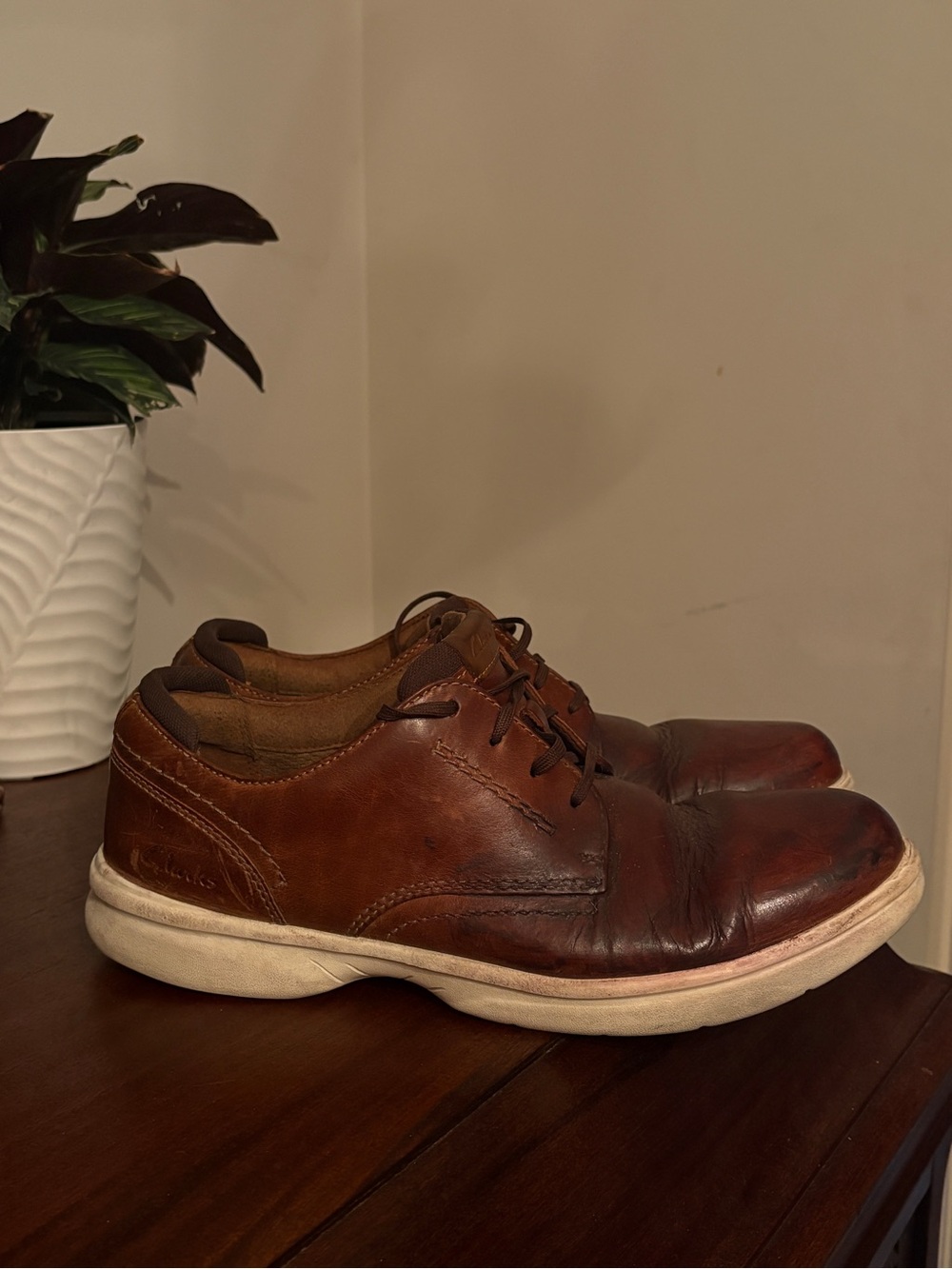 Clarks Men's Brown Leather Lace-Up Oxfords with White Sole 9.5         0025